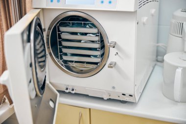 Klinikteki otoklavda tıbbi aletlerin sterilize edilmesi