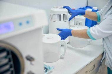 Doktor asistanı çalışma yerinde makine kullanıyor