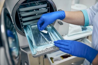 Tıbbi klinikteki modern makinenin ekipmanları sterilize ediliyor
