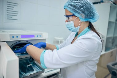 Dişçi muayenehanesinde steril dişçi asistanıyım.