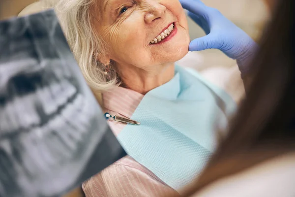 Teeth checkup at dentist clinic while woman smiling with white teeth — Stock Photo, Image