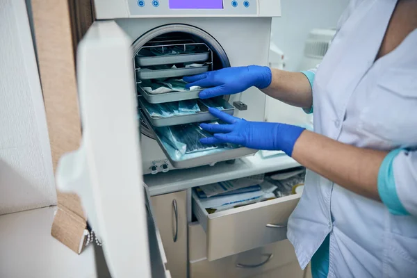 Sterilizace zdravotnických zařízení v autoklávu na lékařské klinice — Stock fotografie