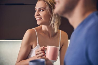 İki genç birlikte evde vakit geçiriyorlar.