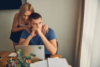 Üzgün görünen iki genç evde kalıyor.