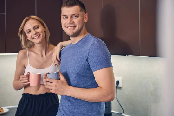 Hermosa pareja familiar posando a fotógrafo en casa — Foto de Stock