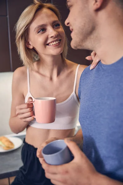 Casal família feliz descansando juntos na cozinha — Fotografia de Stock