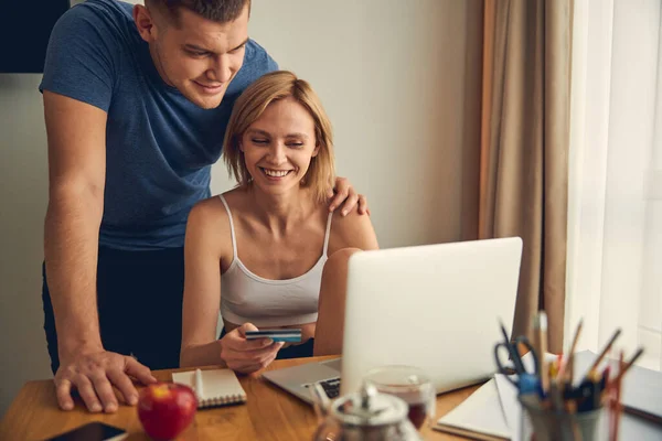 Jovem casal feliz sorrindo enquanto assiste em m — Fotografia de Stock