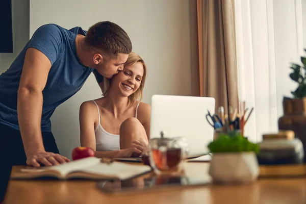 Feliz jovem casal desfrutando agradável tempo juntos — Fotografia de Stock