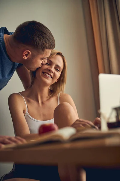 Familia feliz pareja pasar tiempo juntos en casa — Foto de Stock