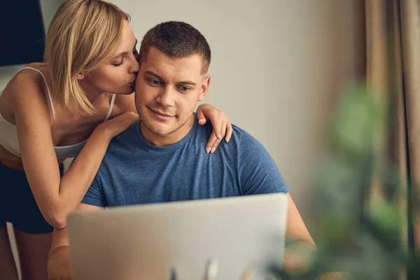 Vackra unga par spenderar tid tillsammans inne — Stockfoto