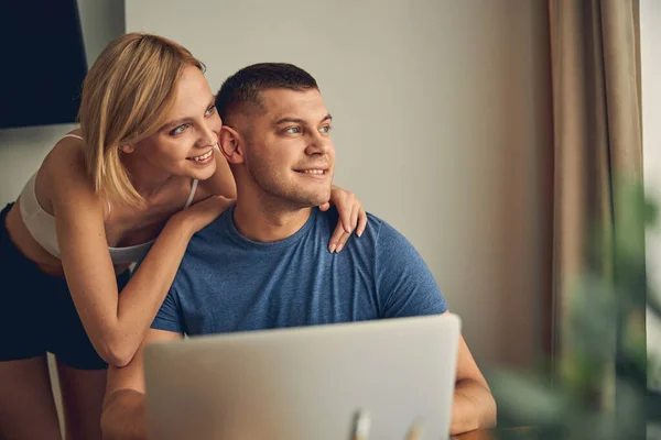 Joven pareja feliz mirando en una dirección — Foto de Stock