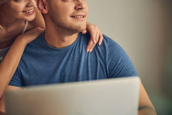 Belo jovem casal passar tempo juntos dentro — Fotografia de Stock