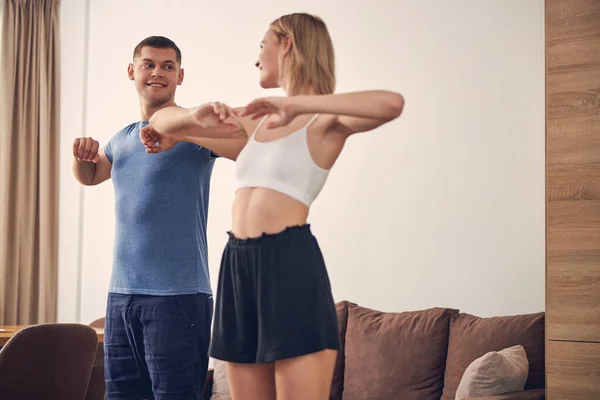 Joven pareja deportiva disfrutando del tiempo juntos haciendo deporte — Foto de Stock