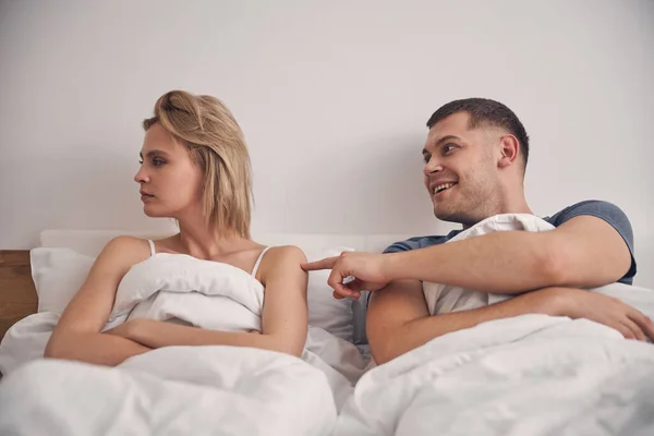 Unga kaukasiska par som har oenighet i sovrummet — Stockfoto