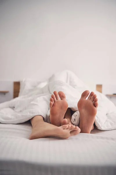 Paar slapen in bed thuis in een gezellige sfeer — Stockfoto