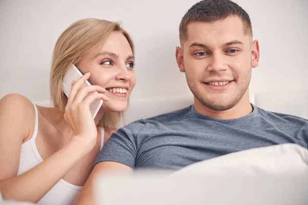 Mulher olhando com amor para seu homem enquanto fala ao telefone — Fotografia de Stock