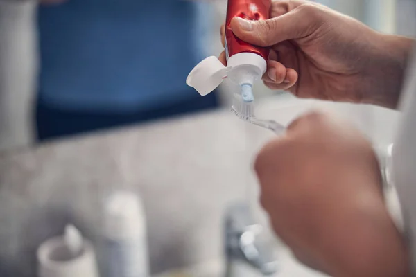 Proceso de usar sustancia blanca especial para limpiar los dientes — Foto de Stock