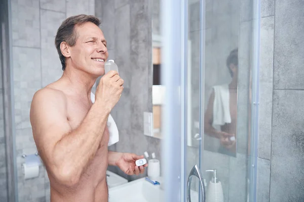 トイレの水の匂いを楽しむ男 — ストック写真