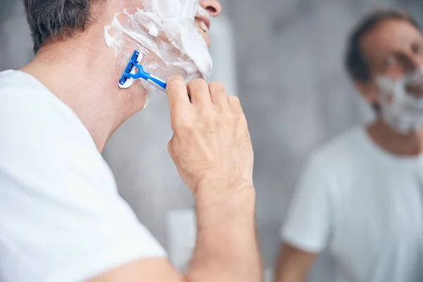 Male holding a safety razor in his hand — Stock Photo, Image