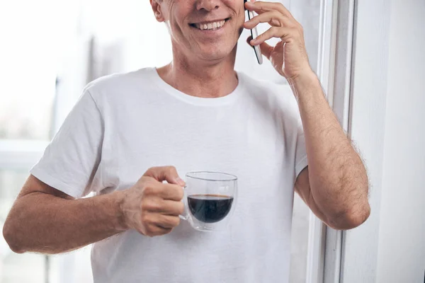 Cheerful Caucasian man making a phone call — Stock Photo, Image