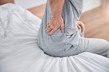 Erkek elinin sırtına dokunuşu.