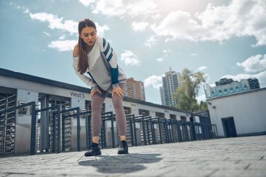 Yorgun kadın egzersizden sonra nefes alıyor.