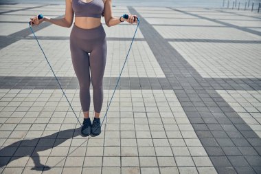 Bayan sporcu kardiyo antrenmanına hazırlanıyor.