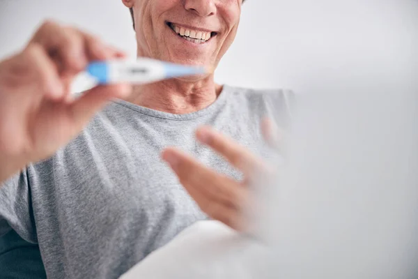 Focused photo on mature man smiling on camera — Stock Photo, Image