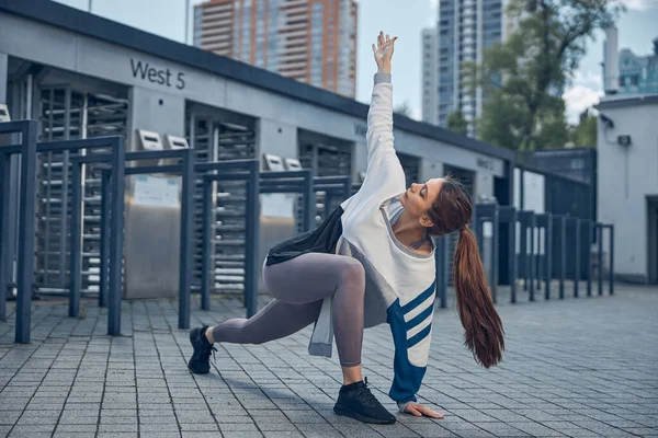 Mulher realizando uma lunge com torção na coluna vertebral — Fotografia de Stock