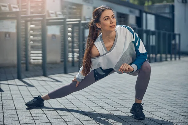 Rüya gibi atletik bayan bacak kaslarını çalıştırıyor.