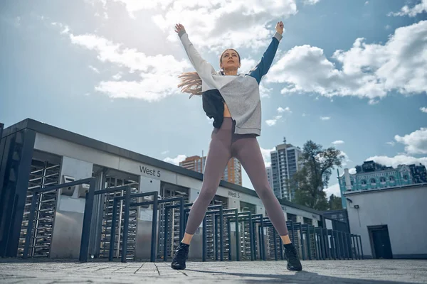 Joven mujer caucásica estirando su cuerpo al aire libre —  Fotos de Stock