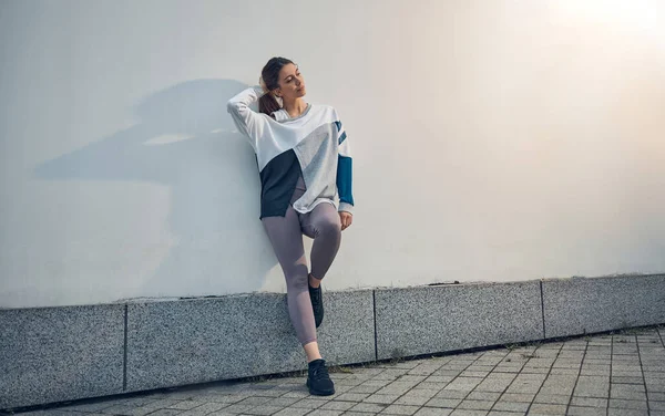 Athlète féminine sereine se détendre après l'entraînement — Photo