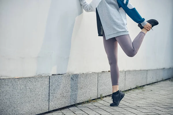 Sportiva donna caucasica che lavora i suoi quadricipiti all'aperto — Foto Stock