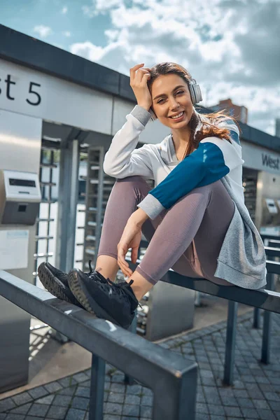 Smiling female athlete relaxing after the workout — Stock Photo, Image