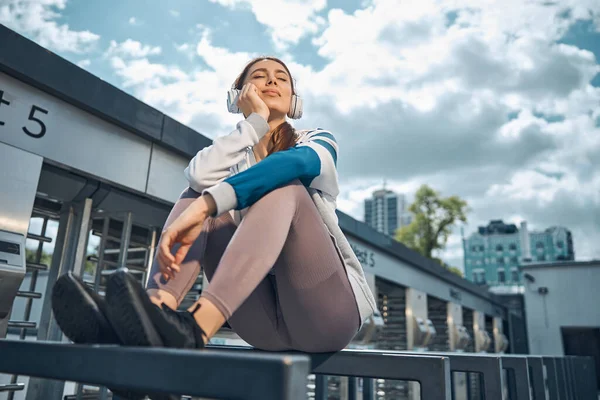 Sportliche Frau mit geschlossenen Augen entspannt im Freien — Stockfoto