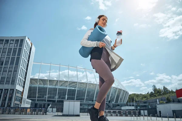 Mulher desportiva olhando para o chão — Fotografia de Stock