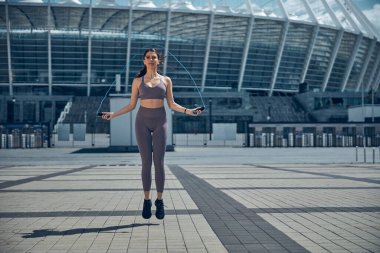 Formda sporcu kadın kardiyo egzersizi yapıyor.