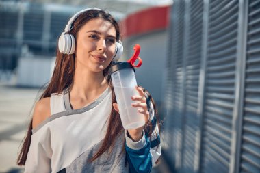 Hayalperest genç beyaz kadın dışarıda duruyor.