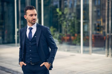 Yakışıklı adam dışarıda tek başına vakit geçiriyor.