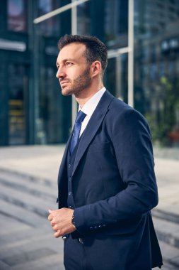 Yakışıklı erkek aşağı inerken ciddi görünüyor.