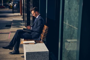 Yakışıklı beyaz adam dışarıda tek başına vakit geçiriyor.