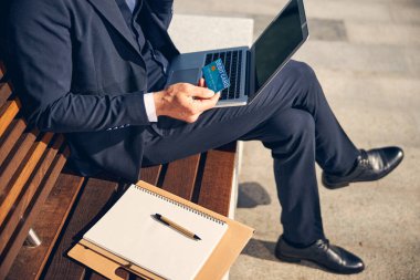 Adam dizüstü bilgisayarla uğraşırken dışarıda kalıyor.