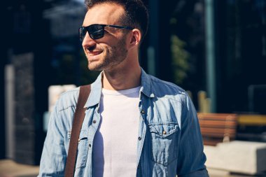 Gülümsemesini gösteren nazik bir adamın portresi