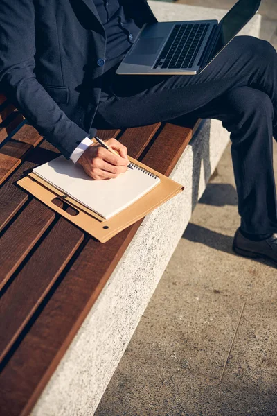Muž v obleku psaní v dokumentu mimo — Stock fotografie