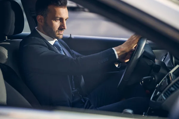 Giovane maschio caucasico stare in auto da solo — Foto Stock