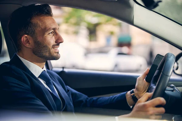 Giovane bruna maschio andare da solo in auto — Foto Stock