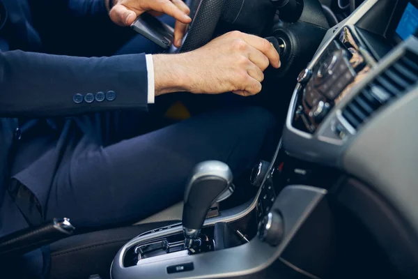 Man in suit going in car alone — Stock Photo, Image