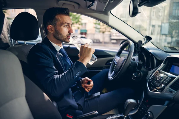 Przystojny brunetka mężczyzna osoba siedzi w jego samochód — Zdjęcie stockowe