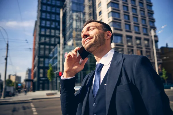 Позитивный восторженный мужчина разговаривает по телефону — стоковое фото