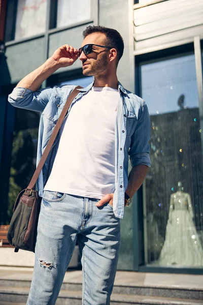Ευγενικό μελαχρινό αρσενικό άτομο με κομψά γυαλιά ηλίου — Φωτογραφία Αρχείου
